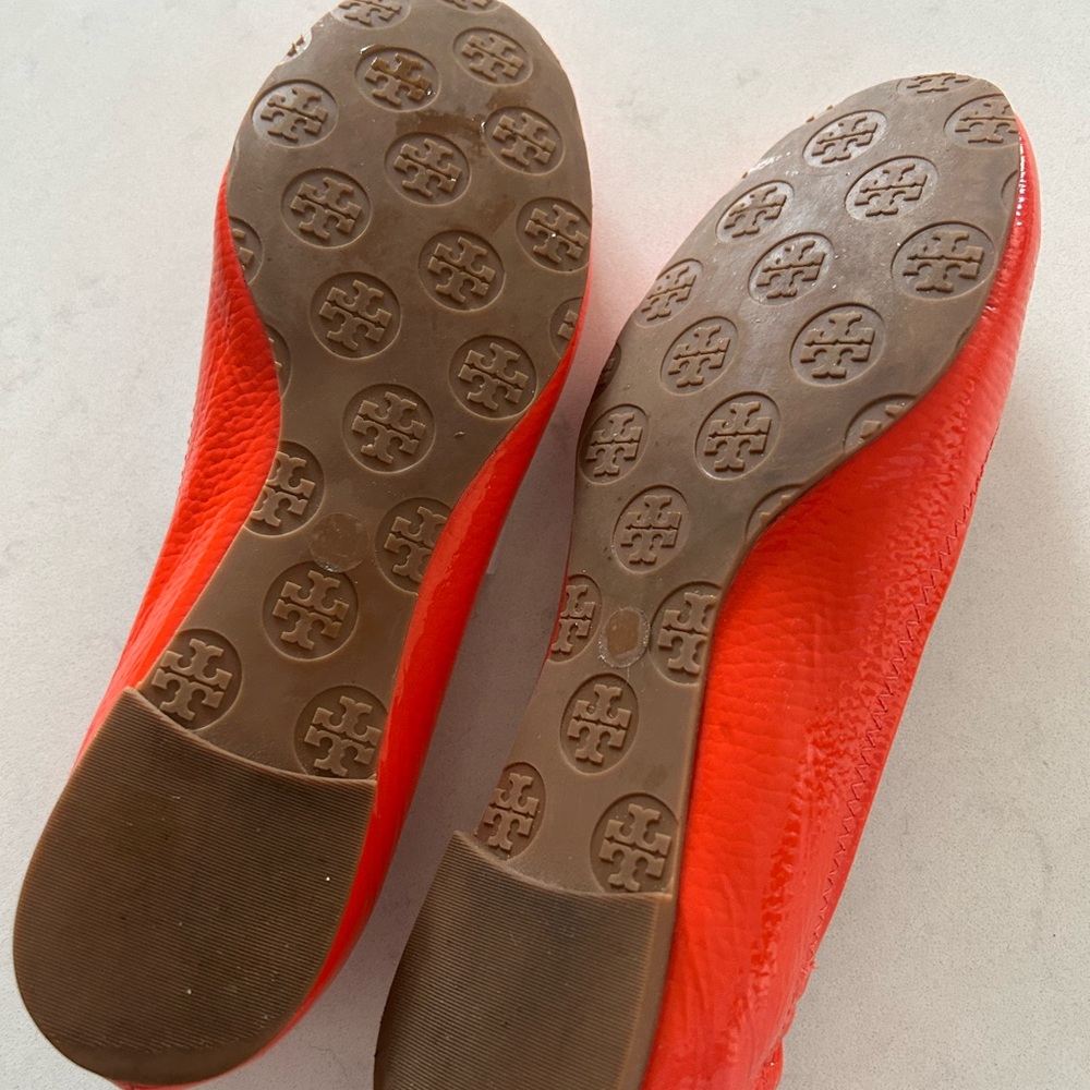Tory Burch Gold and Orange Loafers with Iconic Medallion - Picture 5 of 7